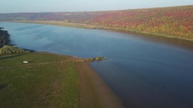 Gün batımındaki eski ahşap iskelenin havadan görünüşü. Nehir iskelesi..