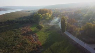 Nehir üzerinden ve sonbaharda küçük bir köy. Moldova Cumhuriyeti. Molovata köyü. Nehir Dinamosu.