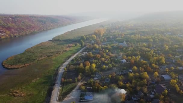Полет Над Рекой Небольшой Деревней Осенью Молдова Деревня Моловата Днестр — стоковое видео
