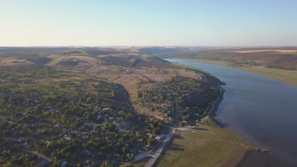 Vuelo Sobre Río Pequeño Pueblo Otoño República Moldavia Pueblo Molovata — Vídeos de Stock