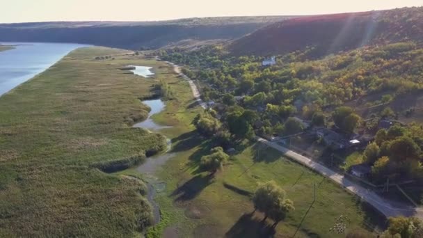 秋天飞越河流和小村庄 摩尔多瓦共和国 Molovata村 德涅斯特河 — 图库视频影像