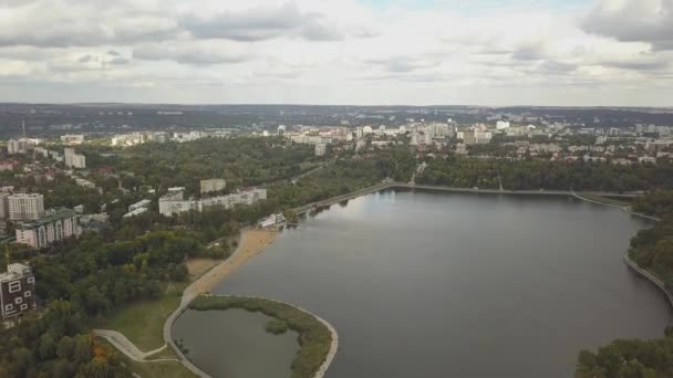 Flygfoto Över Sjö Park Med Höstträd Kishinev Moldavien Episk Flygning — Stockvideo