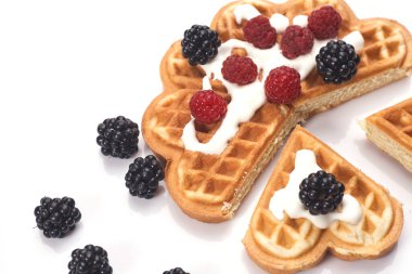 Beyaz arka planda taze böğürtlenli Belçika waffleları