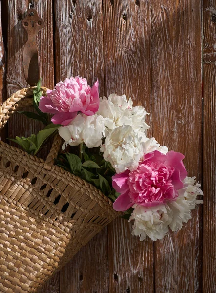 Bloemen Van Roze Rode Witte Pioenrozen Rieten Mandje Houten Tafel — Stockfoto
