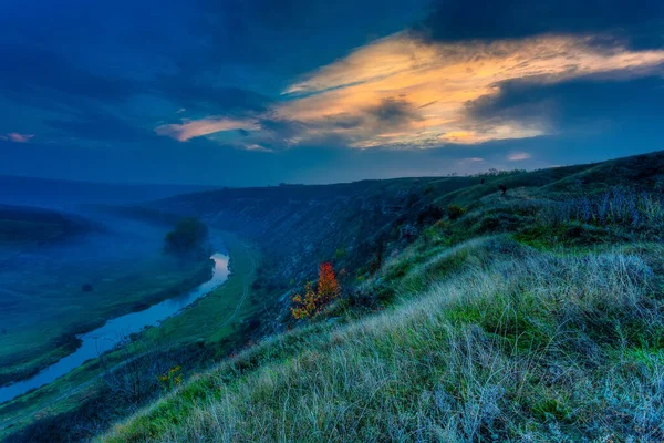Схід Сонця Над Туманною Маленькою Річкою — стокове фото