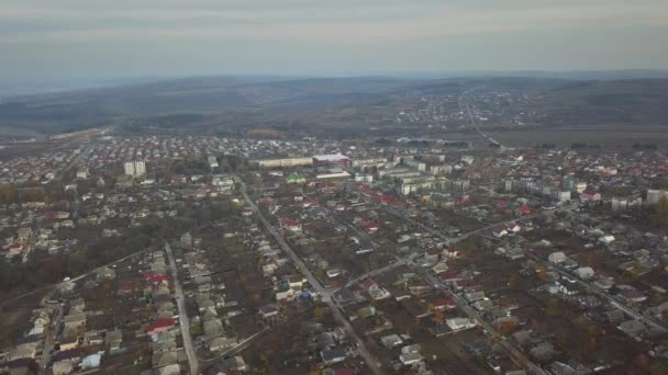 Vuelo Aéreo Con Drones Sobre Una Comunidad Suburbana Soleado Día — Vídeo de stock