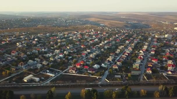 Letecký Let Dronem Nad Předměstskou Komunitou Slunečného Letního Dne Střechy — Stock video
