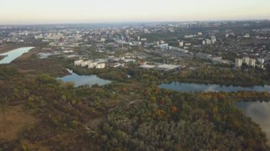 Echo Park Gölü üzerindeki hava görüntüleri. Sonbahar günü şehir parkında. Moldova Cumhuriyeti 'nin başkenti Kishinev.