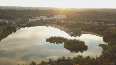 Echo Park Gölü üzerindeki hava görüntüleri. Sonbahar günü şehir parkında. Moldova Cumhuriyeti 'nin başkenti Kishinev.