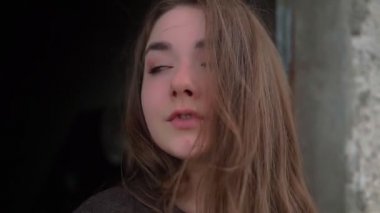 Dışarıdaki bir kızın portresi eski bir binanın arka planında.