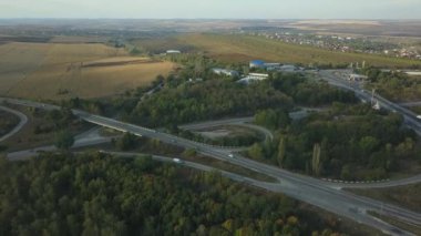 AERİAL Görünümü Sersemletici Sonbahar Doğa ve Yolu üzerinde Uçan Resimli Kırsal Arazi. Autumn Scenery Hava Çekimi Yolu. Sonbahar Günü Renkli Manzaralarda Araba Sürme Yolu.