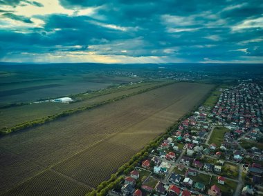 İHA 'dan hava görüntüsü. Şehir, uzak köyler ve tarlalarla banliyölerin üzerindeki hava manzarası inanılmaz.