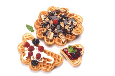 Beyaz arka planda izole edilmiş taze pişmiş waffle.