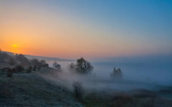 Красивий Туманний Осінній Схід Сонця Пейзаж — стокове фото