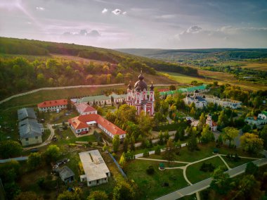 Etrafı sonbahar ormanlarıyla çevrili bir Hıristiyan manastırı üzerinde uçmak. Kurky Manastırı, Moldova Cumhuriyeti.