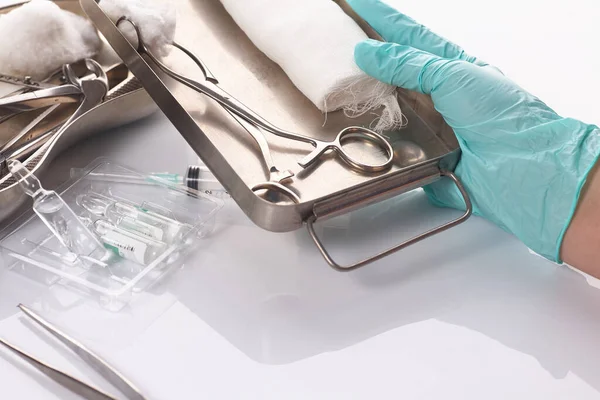 Tandläkarapparater i sterila förpackningar. Tandläkare hand i handskar — Stockfoto