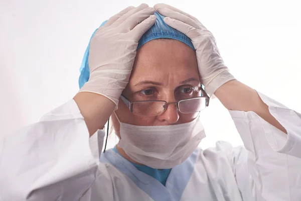 Trött läkare efter att ha tagit ett stort antal patienter på grund av epidemin av coronavirus — Stockfoto