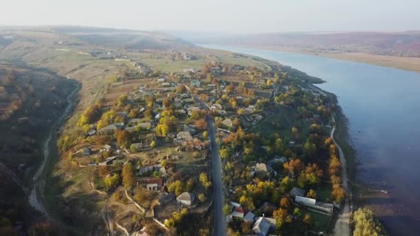 Flyg över ån och liten by på hösten. Moldavien republiken. Molovata by. Floden Dniester. — Stockvideo