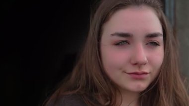 Dışarıdaki bir kızın portresi eski bir binanın arka planında.