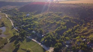 Nehir üzerinden ve sonbaharda küçük bir köy. Moldova Cumhuriyeti. Molovata köyü. Nehir Dinamosu.