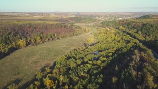 Vista Aérea Floresta Colorida Outono Com Corte Estrada Através — Vídeo de Stock