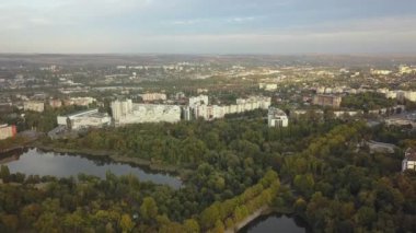 Echo Park Gölü üzerindeki hava görüntüleri. Sonbahar günü şehir parkında. Moldova Cumhuriyeti 'nin başkenti Kishinev.