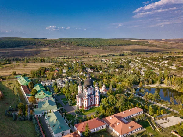 Etrafı sonbahar ormanlarıyla çevrili bir Hıristiyan manastırı üzerinde uçmak. Kurky Manastırı, Moldova Cumhuriyeti.