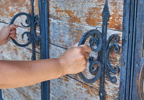 女人打开用锻铁装饰的古老木门 有铁柄的旧锁 有选择的重点 — 图库照片