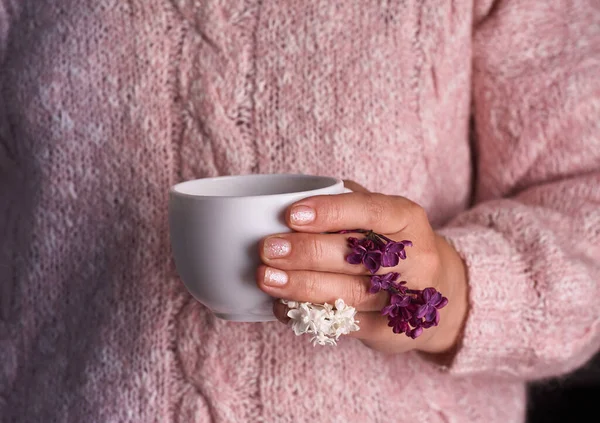 Женская Рука Держит Белую Чашку Кофе Красивыми Лиловыми Цветами Напиток — стоковое фото