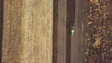 Ekim 2019. Moldova Cumhuriyeti. Küçük bir traktör mevsimin sonunda toprağı sürüyor, ekime hazırlanıyor, sonbaharın sonlarında.