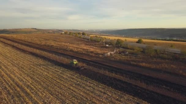 Październik 2019 Republika Mołdawii Mały Ciągnik Pługa Ziemię Pod Koniec — Wideo stockowe