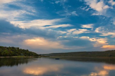 Riveer 'ın Üzerinde Büyülü Gün Batımı. Güneş ışığının altındaki renkli gökyüzü suya yansıyor. Muhteşem Doğal Arkaplan, dramatik gökyüzü manzaralı