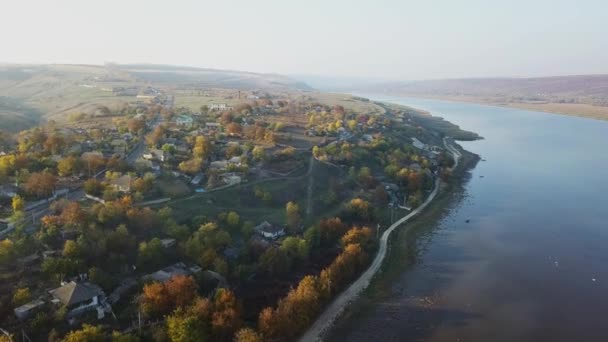 Nehir Üzerinden Sonbaharda Küçük Bir Köy Moldova Cumhuriyeti Molovata Köyü — Stok video