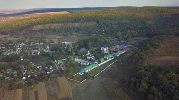 Let Nad Křesťanským Klášterem Obklopeným Podzimním Lesem Při Západu Slunce — Stock video