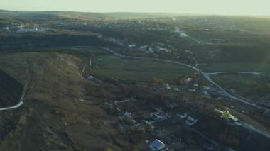 Merkezinde küçük bir kilise olan küçük bir köy. Hava görüntüsü. 4K.