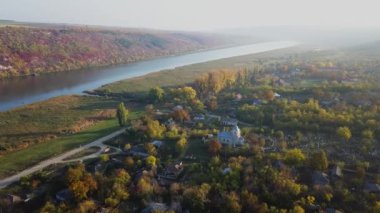 Nehir üzerinden ve sonbaharda küçük bir köy. Moldova Cumhuriyeti. Molovata köyü. Nehir Dinamosu.