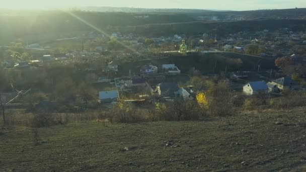 Malá Vesnička Venkově Malým Kostelíkem Uprostřed Letecký Pohled — Stock video