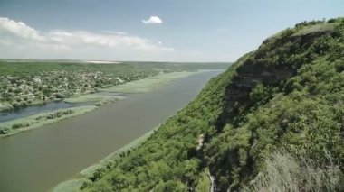 Kanyonun kayalıkları nehrin üzerinde yükselir. Dniester Nehri, Moldova.