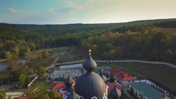 Günbatımında Sonbahar Ormanlarıyla Çevrili Bir Hıristiyan Manastırının Üzerinden Uçmak Kurky — Stok video