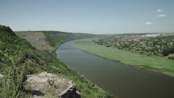 Los Acantilados Del Cañón Elevan Por Encima Del Río Río — Vídeo de stock