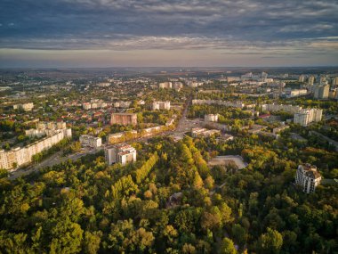 Şehrin bulutlu manzaralı panoraması. Kishinev, Moldova Cumhuriyeti.