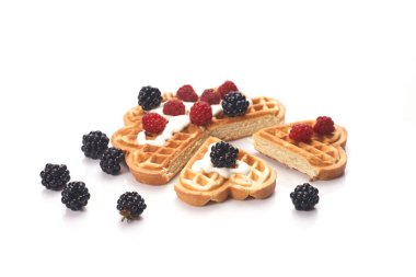 Beyaz arka planda taze böğürtlenli Belçika waffleları