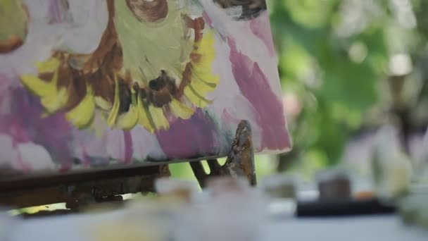 Artista Pinta Quadro Com Uma Escova Tela Livre — Vídeo de Stock