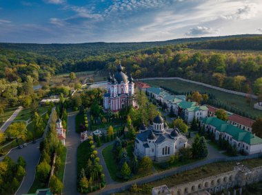 Etrafı sonbahar ormanlarıyla çevrili bir Hıristiyan manastırı üzerinde uçmak. Kurky Manastırı, Moldova Cumhuriyeti.