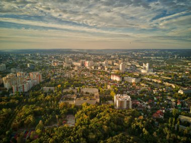 Şehrin bulutlu manzaralı panoraması. Kishinev, Moldova Cumhuriyeti.