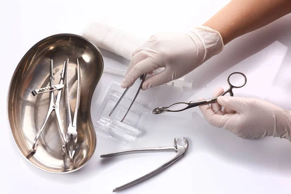 Close Mão Dentista Está Selecionando Uma Ferramenta Usada Para Tratar — Fotografia de Stock