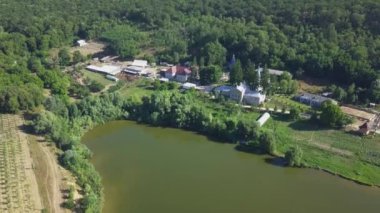 Hristiyan manastırının havadan görünüşü. Göl ve Thiganeshty Manastırı manzarası. Moldova.