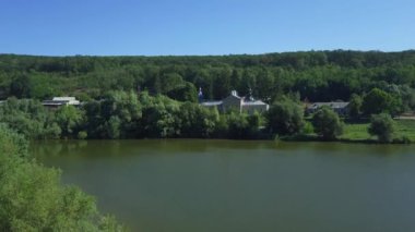 Hristiyan manastırının havadan görünüşü. Göl ve Thiganeshty Manastırı manzarası. Moldova.