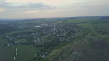 Küçük kilisesi olan küçük bir köy. Moldova Cumhuriyeti.