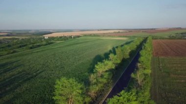 4K Havacılık. Kırsal alanda arabalarla otoyolun üzerinden uçmak. Peyzaj